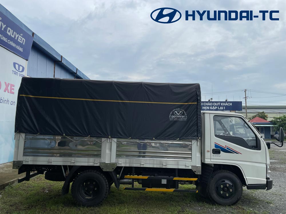 Giá xe tải 2.5 tấn IZ250 thùng mui bạt Đô Thành